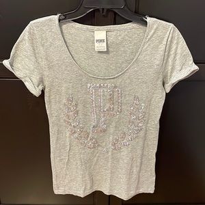 NWOT Women’s grey Pink brand t shirt size small. Low round neck.